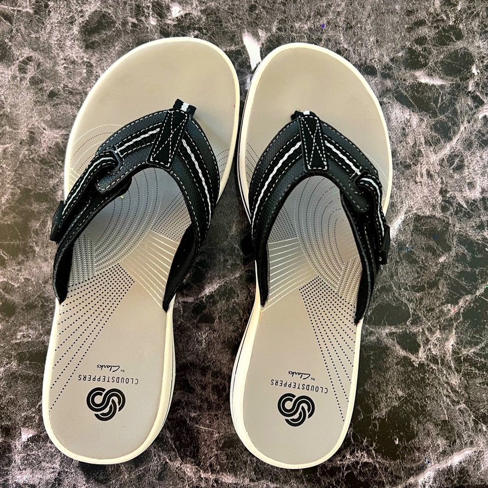 Clarks  Thong sandals size 6 EUC AWESOME BUY FOR SOME VERY COMFY SHOES!